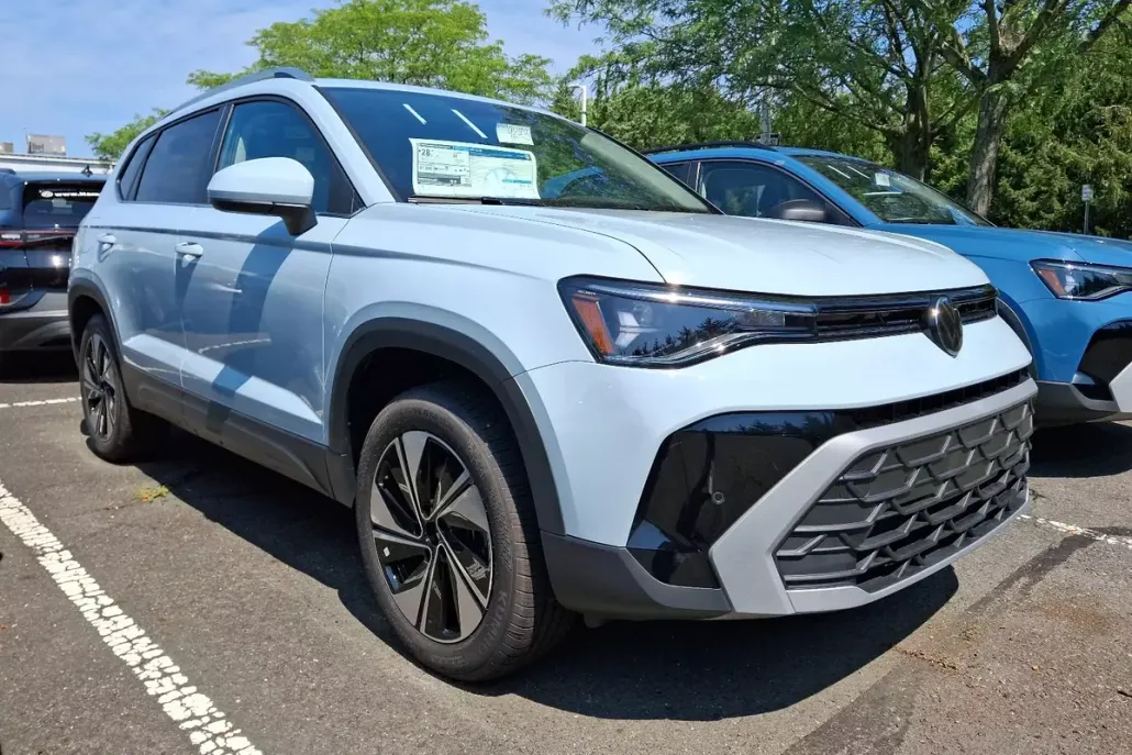 2025 Volkswagen Taos SE photo 1