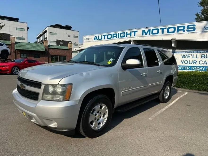 2010 Chevrolet Suburban 1500 LT photo 1