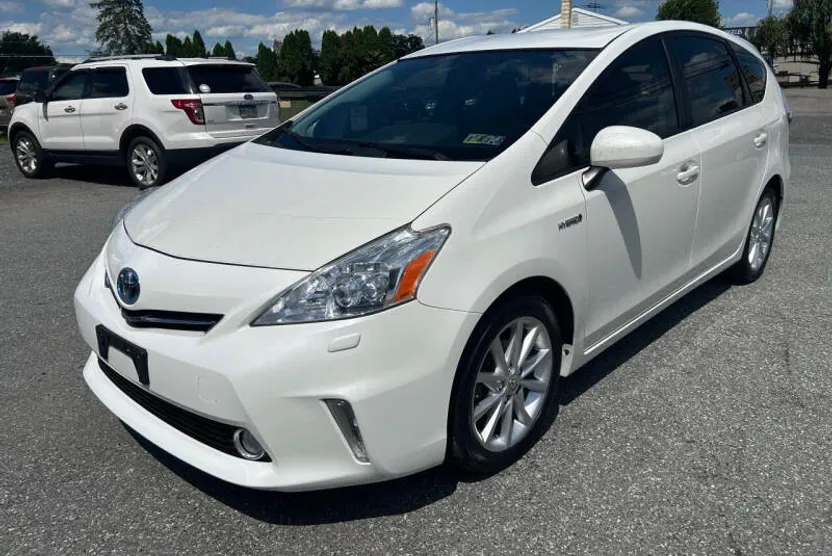 2013 Toyota Prius V Five photo 1