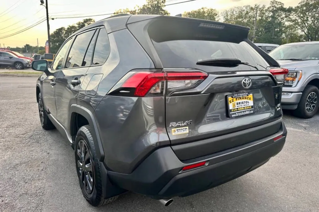 2020 Toyota RAV4 LE photo 1