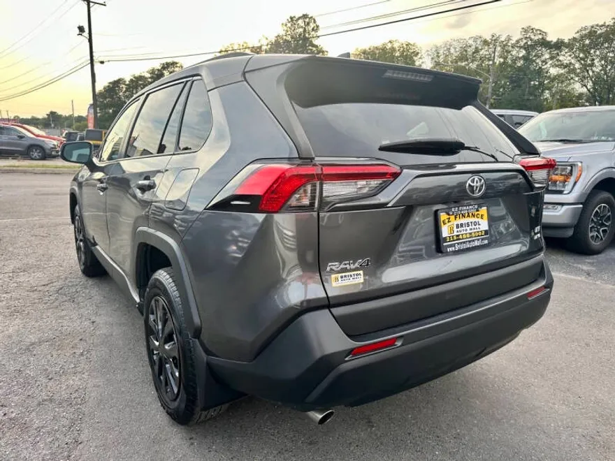 2020 Toyota RAV4 LE photo 1