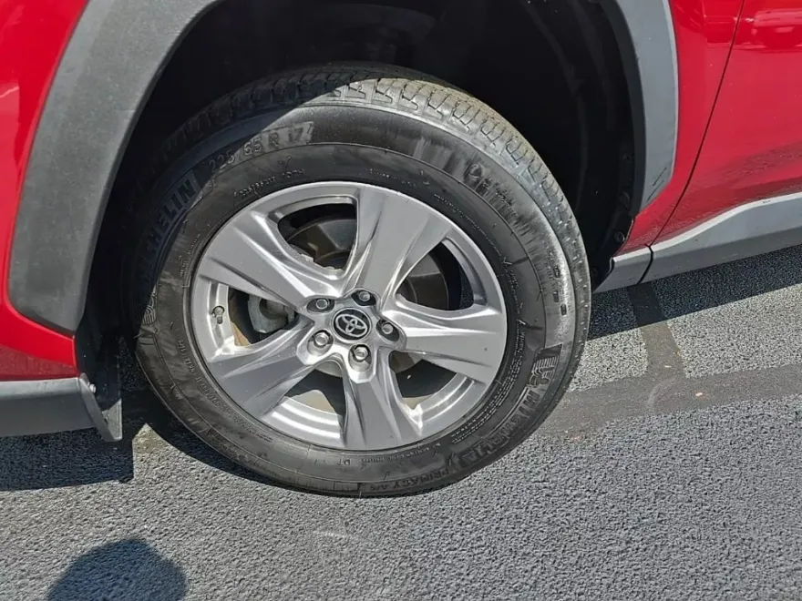 2022 Toyota RAV4 XLE photo 1