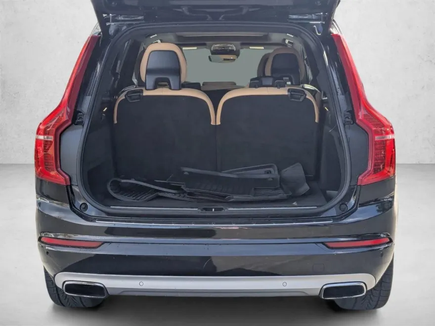 2018 Volvo XC90 Momentum photo 1