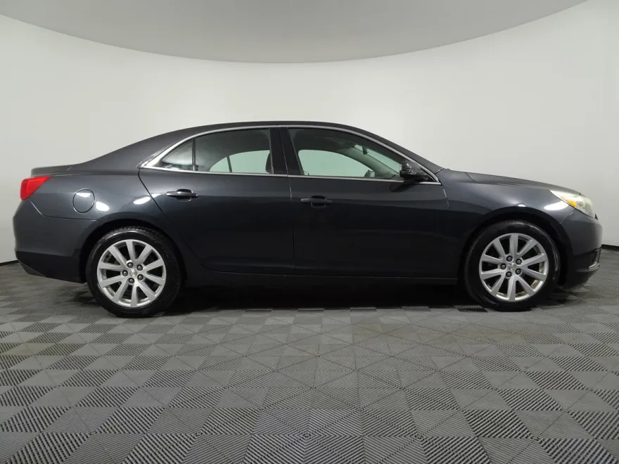 2015 Chevrolet Malibu 2LT photo 1