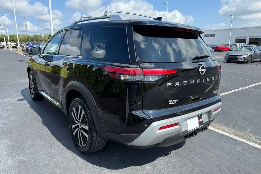 2023 Nissan Pathfinder Platinum photo 1