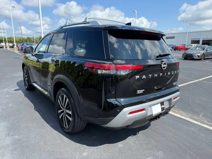 2023 Nissan Pathfinder Platinum photo 1