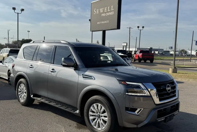 2023 Nissan Armada SV photo 1
