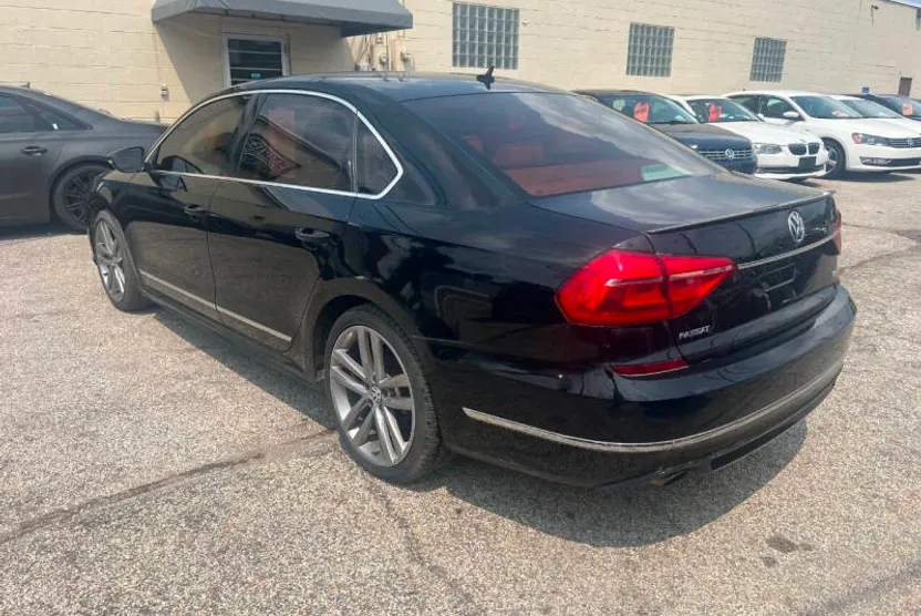 2016 Volkswagen Passat R-Line photo 1