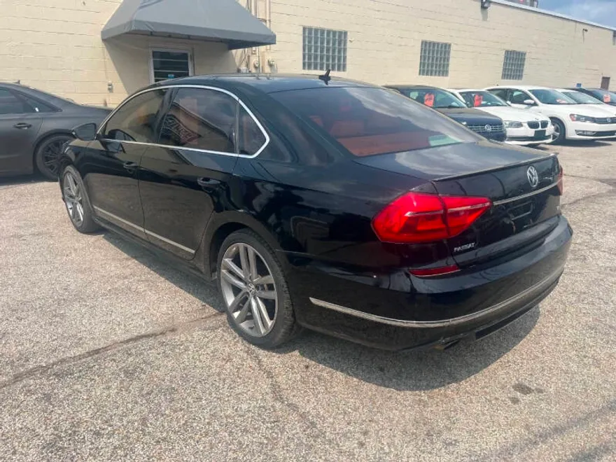 2016 Volkswagen Passat R-Line photo 1