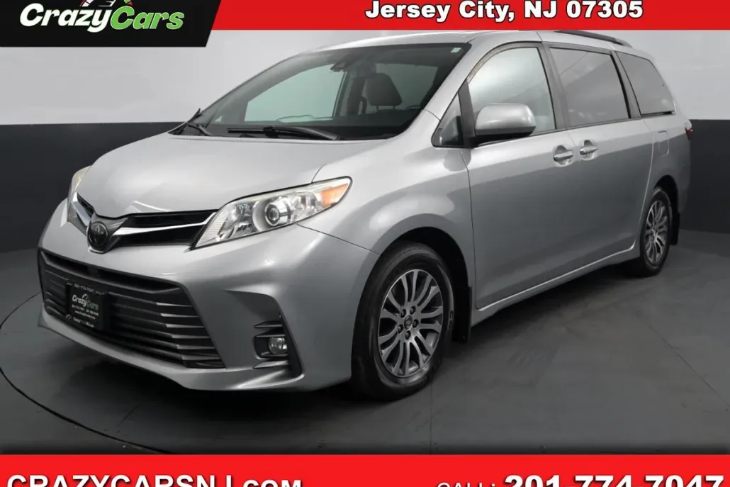 2020 Toyota Sienna XLE photo 1