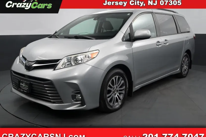 2020 Toyota Sienna XLE photo 1