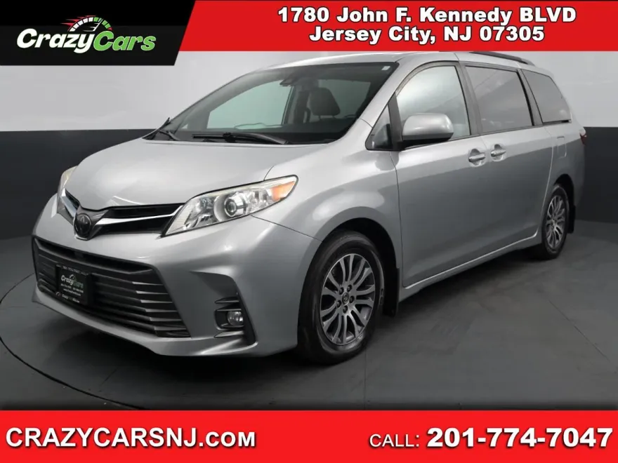 2020 Toyota Sienna XLE photo 1