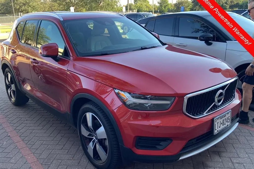 2019 Volvo XC40 Momentum photo 1
