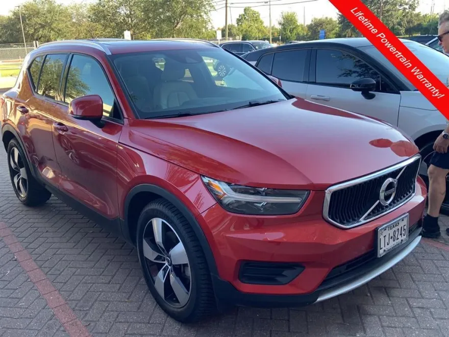 2019 Volvo XC40 Momentum photo 1