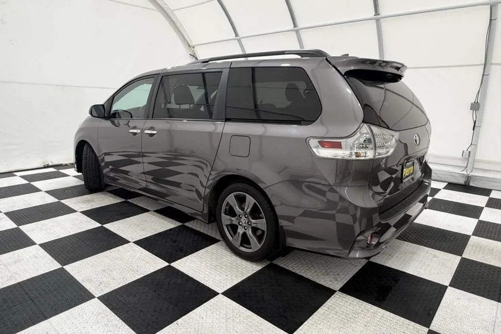 2019 Toyota Sienna SE photo 1