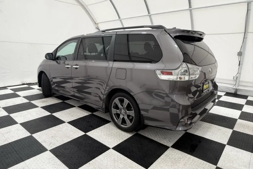 2019 Toyota Sienna SE photo 1