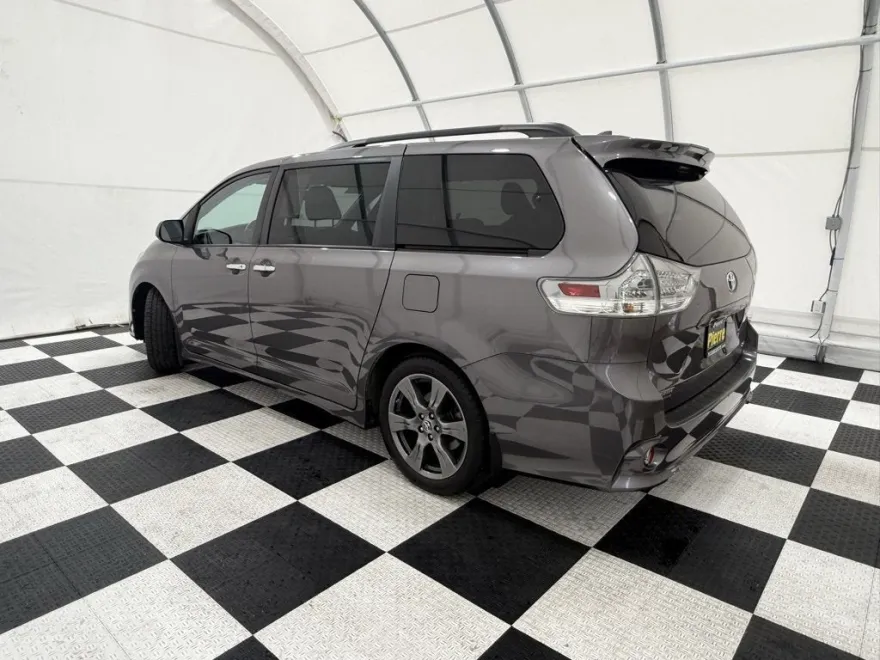 2019 Toyota Sienna SE photo 1