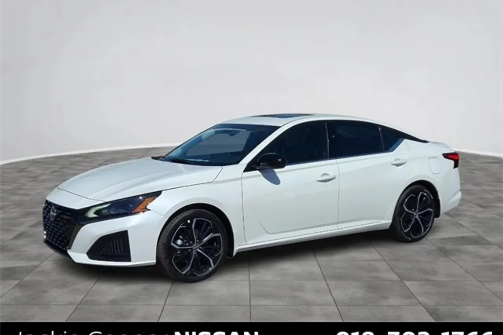 2025 Nissan Altima 2.5 SR photo 1