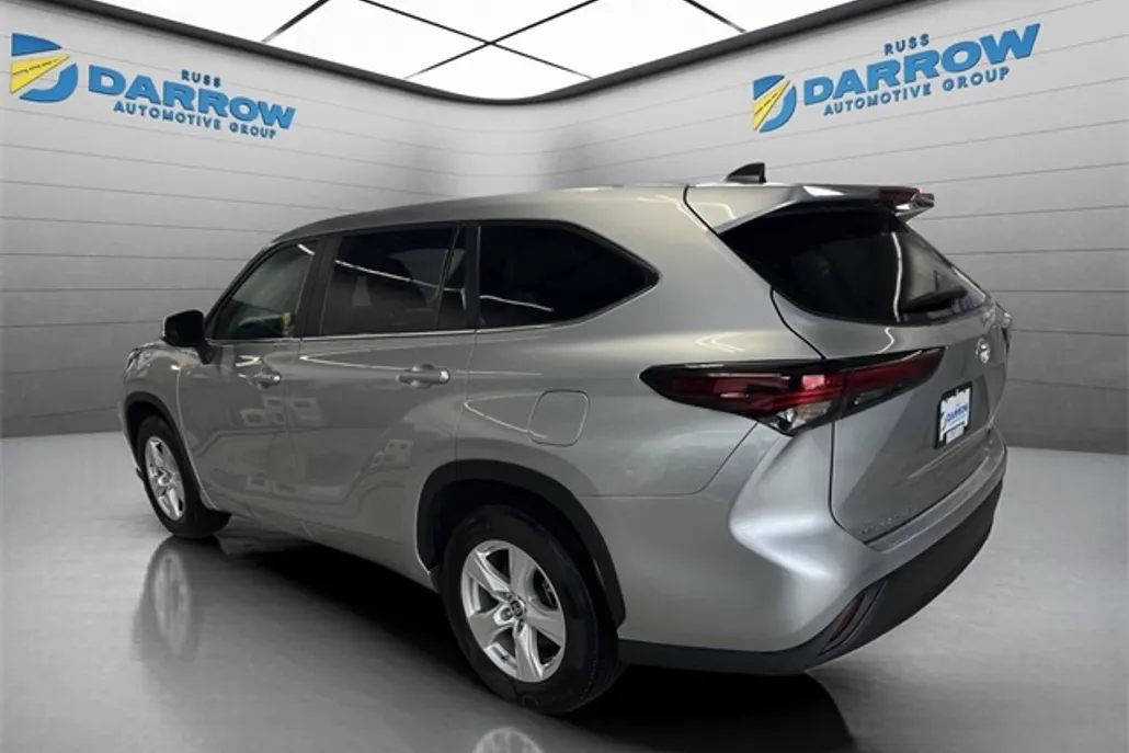 2024 Toyota Highlander LE photo 1