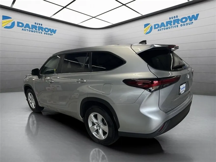 2024 Toyota Highlander LE photo 1