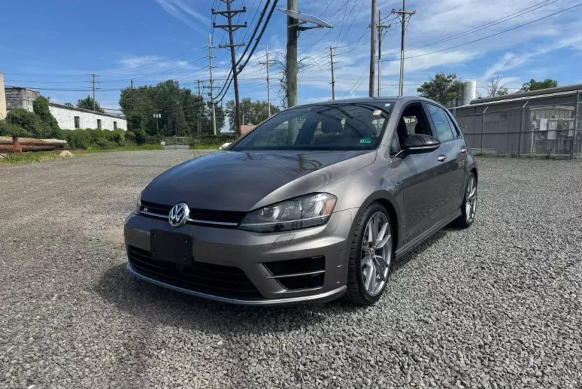 2017 Volkswagen Golf R Base photo 1