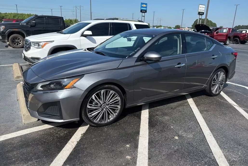 2023 Nissan Altima 2.5 SL photo 1