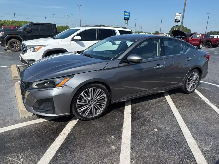 2023 Nissan Altima 2.5 SL photo 1