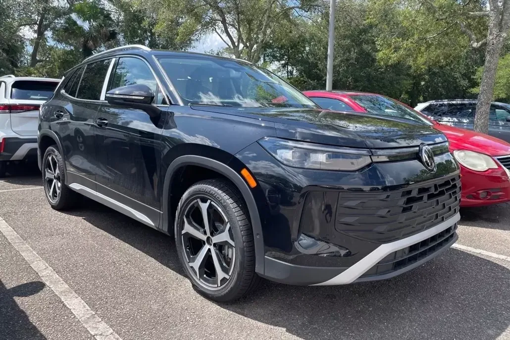 2025 Volkswagen Tiguan SE photo 1