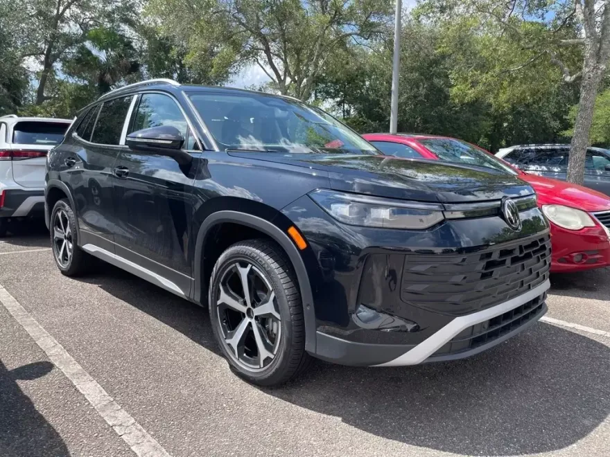 2025 Volkswagen Tiguan SE photo 1