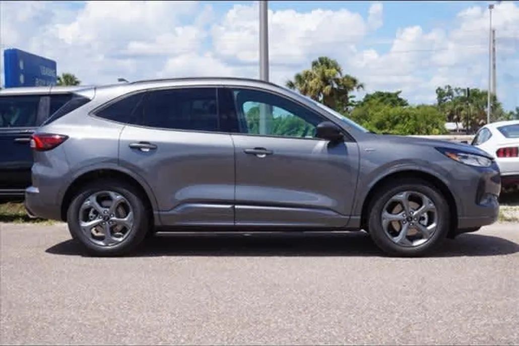 2024 Ford Escape ST-Line photo 1