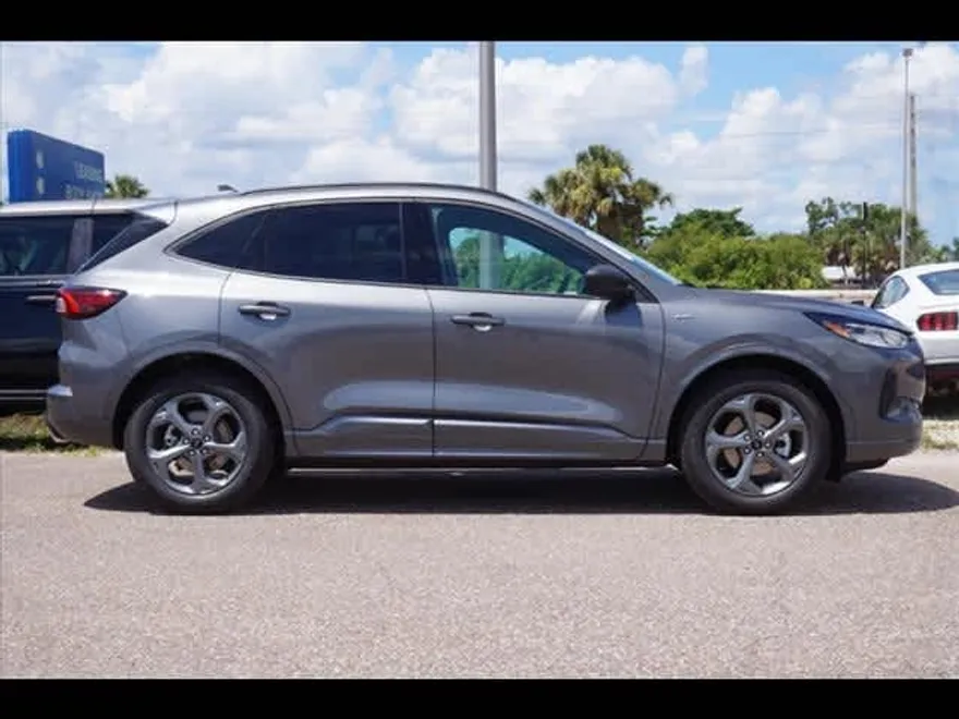 2024 Ford Escape ST-Line photo 1