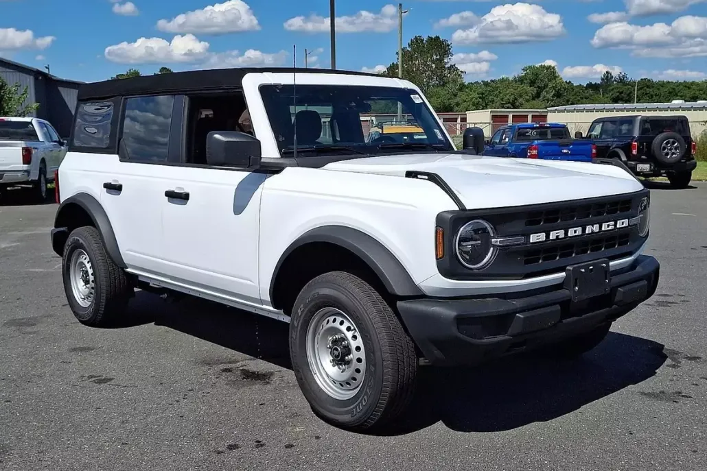 2025 Ford Bronco Base photo 1