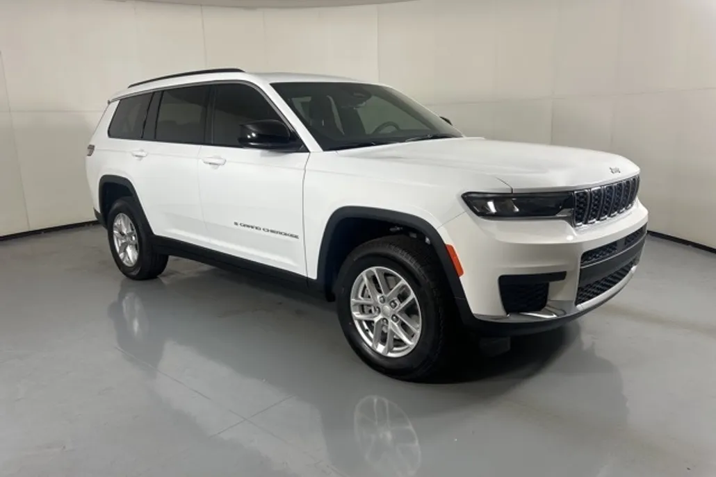 2025 Jeep Grand Cherokee Laredo Altitude photo 1