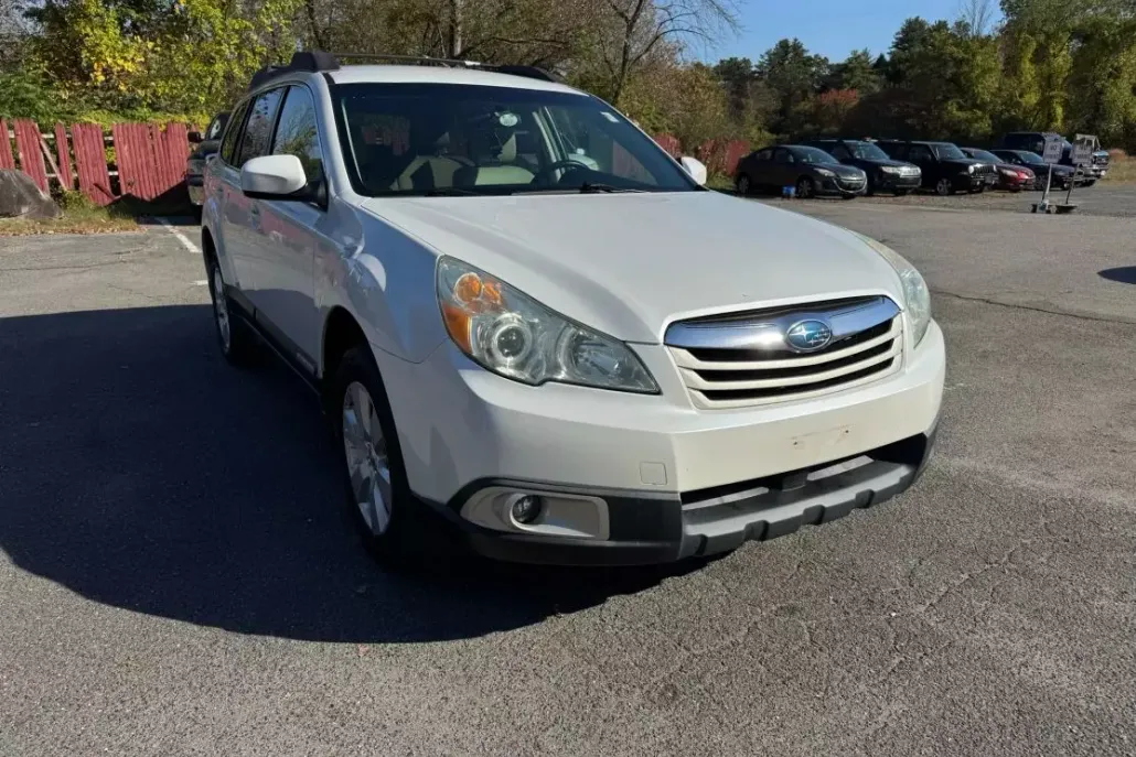 2010 Subaru Outback 2.5i Premium photo 1