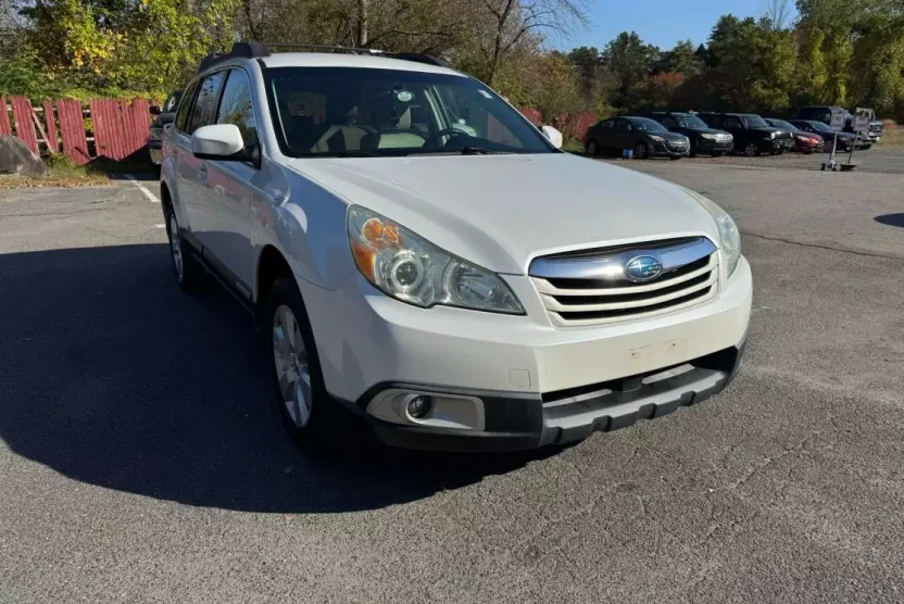 2010 Subaru Outback 2.5i Premium photo 1