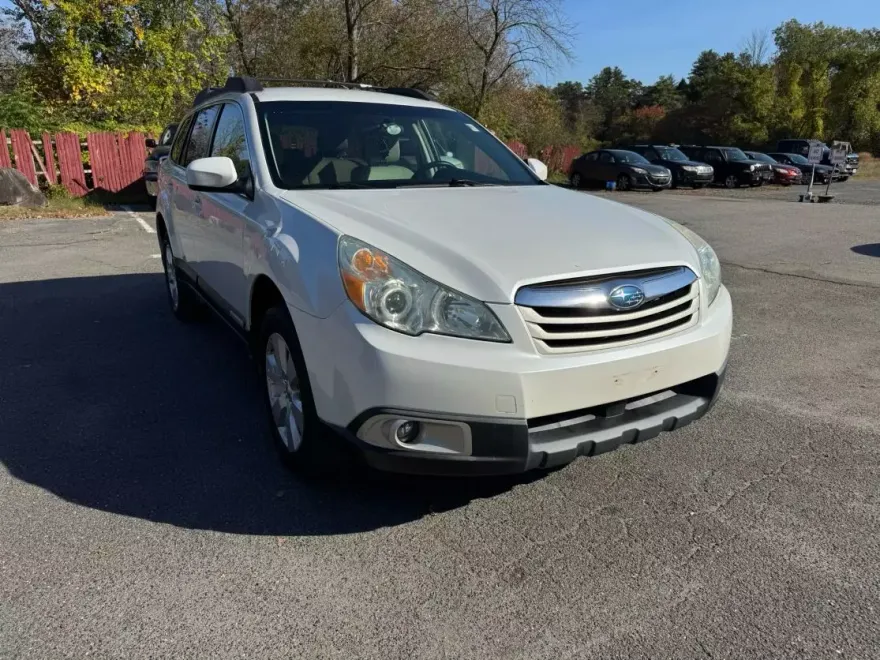 2010 Subaru Outback 2.5i Premium photo 1