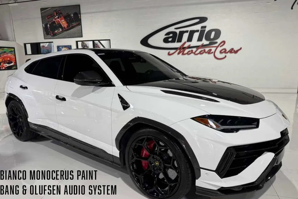 2023 Lamborghini Urus Performante photo 1