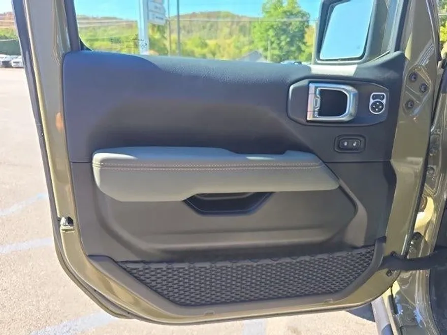2025 Jeep Gladiator Mojave photo 17