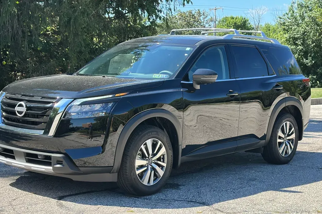 2025 Nissan Pathfinder SL photo 1