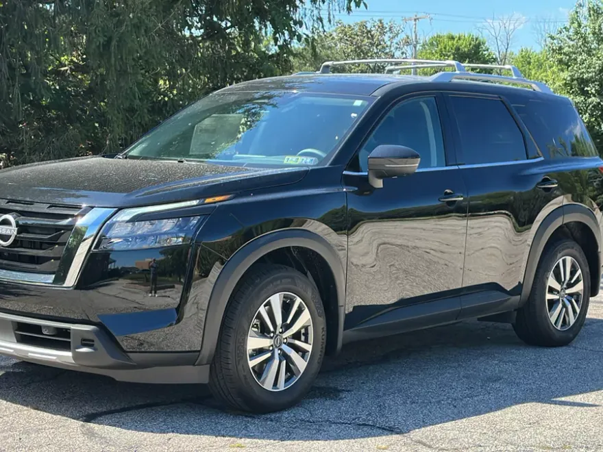 2025 Nissan Pathfinder SL photo 1