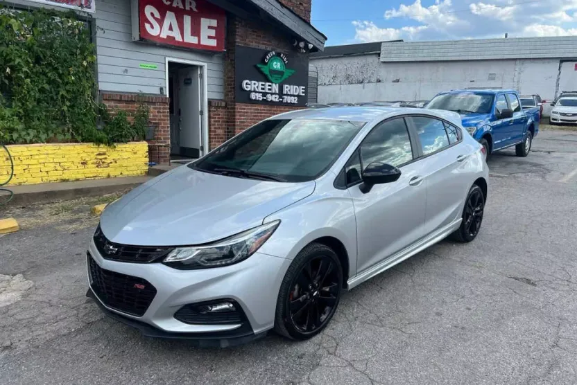 2018 Chevrolet Cruze LT photo 1