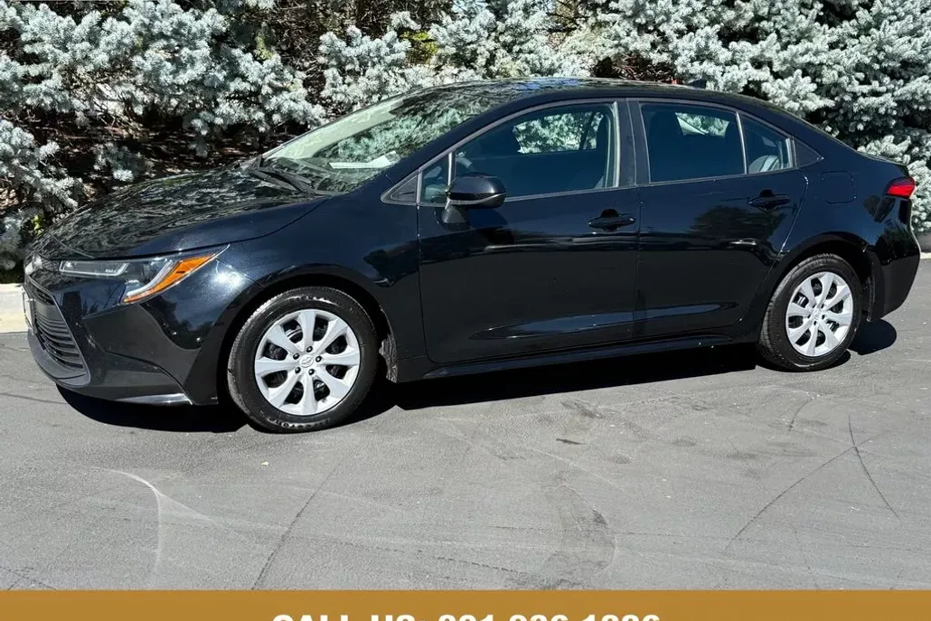2024 Toyota Corolla LE photo 1