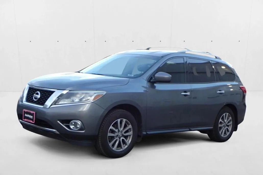 2015 Nissan Pathfinder SV photo 1