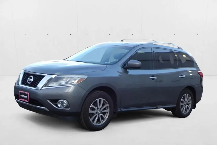 2015 Nissan Pathfinder SV photo 1