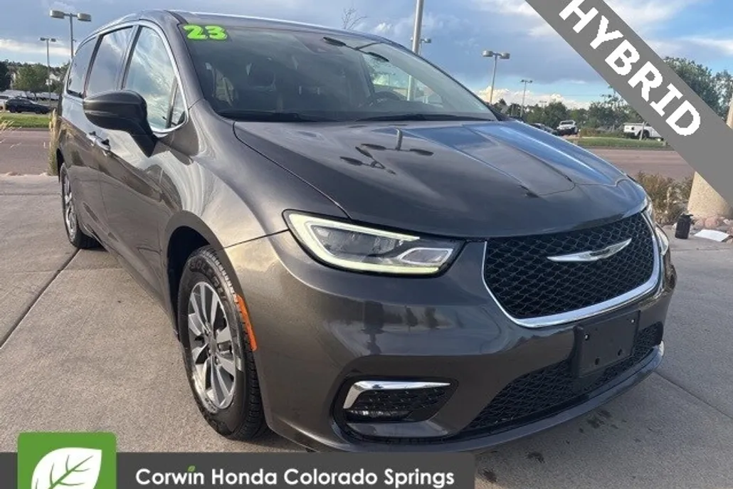 2023 Chrysler Pacifica Hybrid Touring L photo 1