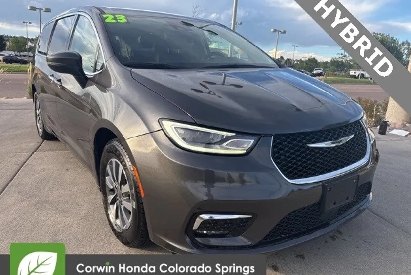 2023 Chrysler Pacifica Hybrid Touring L photo 1