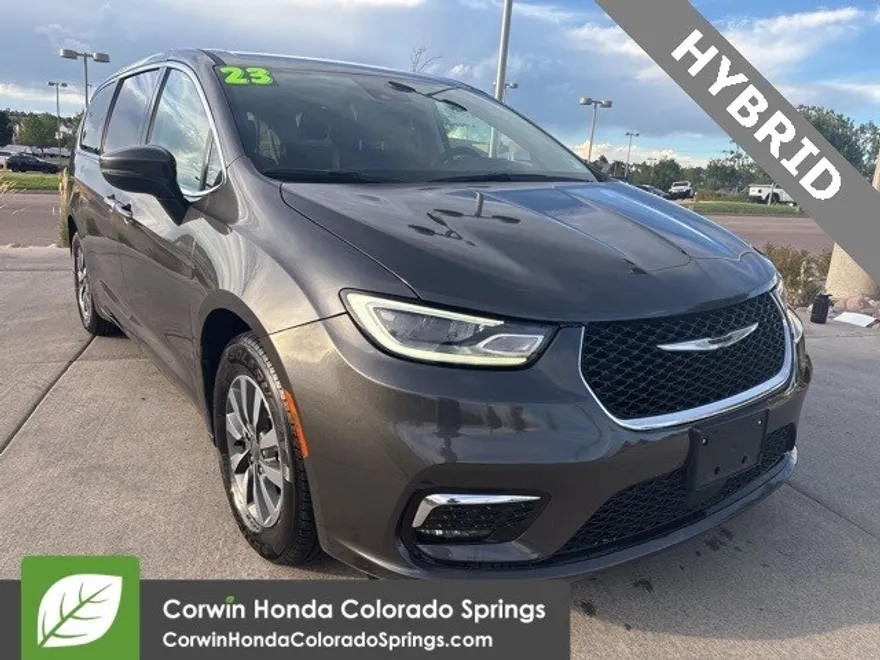 2023 Chrysler Pacifica Hybrid Touring L photo 1