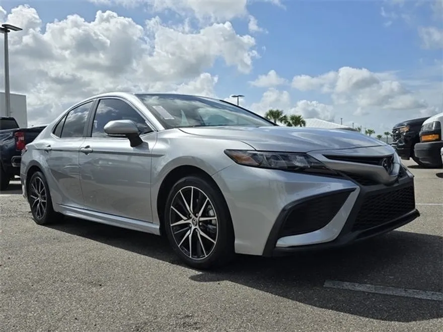2024 Toyota Camry SE photo 1