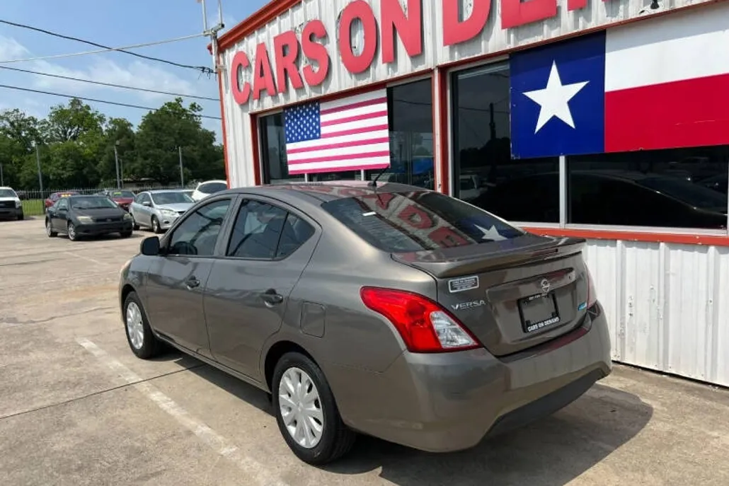 2015 Nissan Versa 1.6 S photo 1