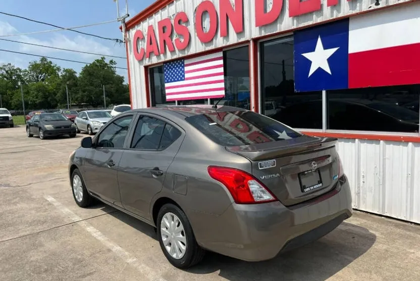 2015 Nissan Versa 1.6 S photo 1